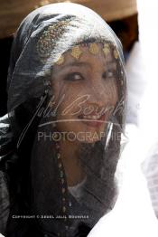 Image du Maroc Professionnelle de  La mariée est assise devant une tente durant la célébration de son mariage au moussem de Tan Tan, qui est organisé dans un site désertique sur lequel la ville de Tan Tan a toujours accueilli la majorité des tribus et des grandes familles nomades du désert lors d'un grand moussem, Samedi 24 Mars 2012. (Photo / Abdeljalil Bounhar)
